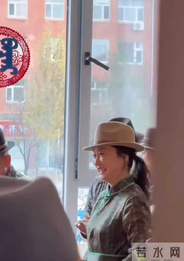 45岁玲花现身外甥婚礼,穿蒙古袍配宽檐帽松弛贵气,长胖后更美了