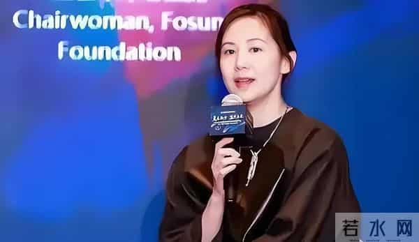 她是金牌美女主持，嫁上海首富生3个孩子，54岁看着像34岁好年轻