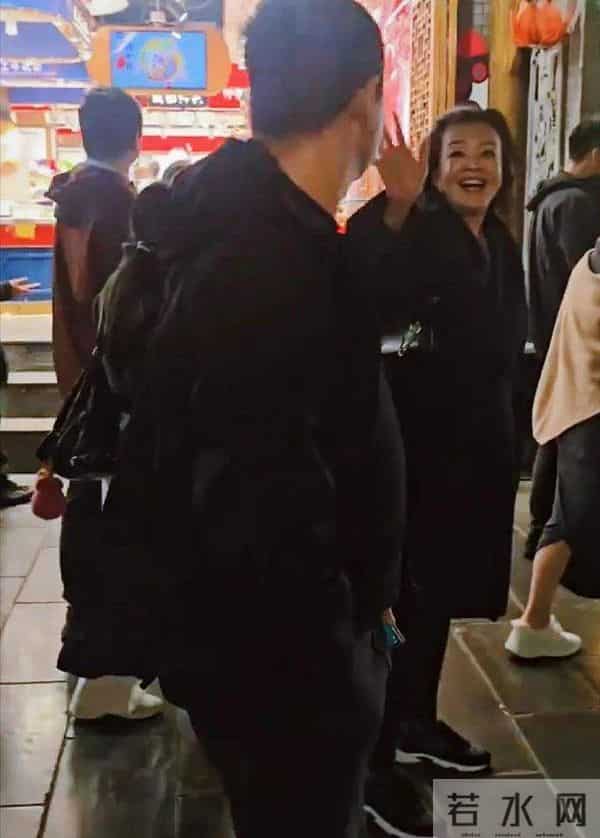 大S女儿暴风抽高，身高和奶奶齐平了！张兰搂着小玥儿散步好温馨