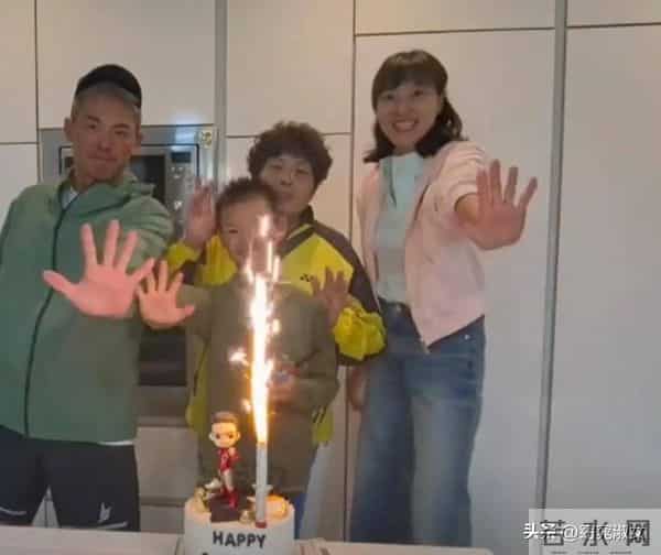 林丹西班牙为儿子庆生，染白发苍老比谢杏芳瘦小，9岁小羽像妈妈