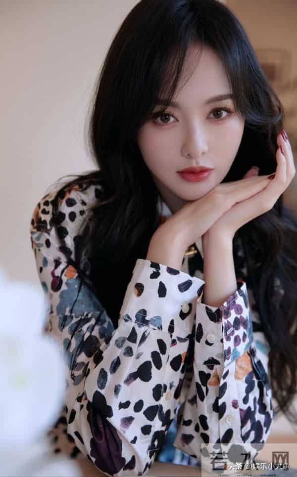 唐嫣今日上海进博会出席活动,穿浅蓝色印花桑蚕丝连衣裙好漂亮