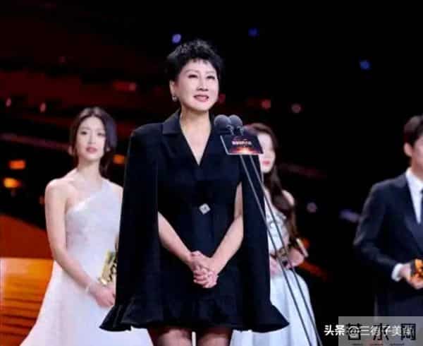 美从不被年龄定义，演员张凯丽回应红毯穿黑丝：63岁正是闯的年纪