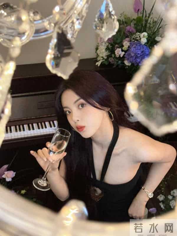 杨超越穿这么大胆干嘛？