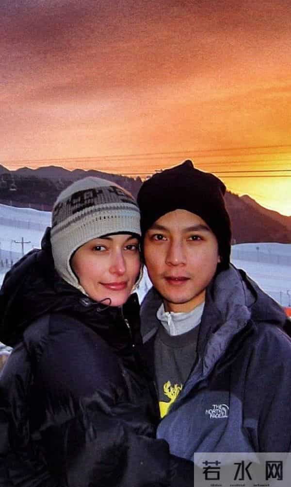 吴彦祖晒47岁老婆素颜合照，惊呆网友！男方曾称近10年没夫妻同房