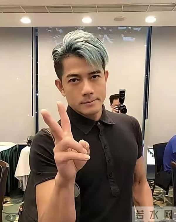 看到郭富城本人幻灭了 脸上不仅有皱纹还有老年斑 个子不高 像小老头