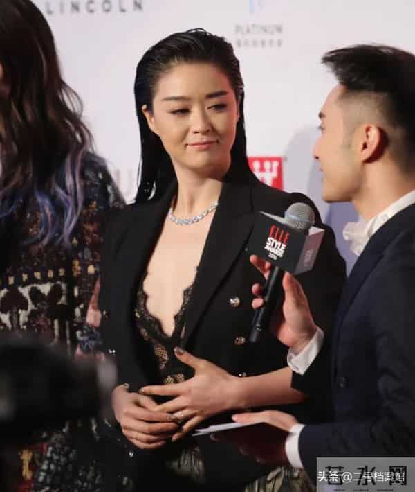 陪睡陪玩只是前菜，继袭警、舔手指被曝后，又一女星曝"圈中内幕"