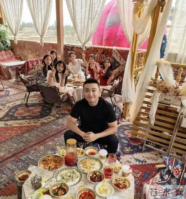 原来我们都被骗了，尼格买提对前妻只字不提，担心的事还是发生了