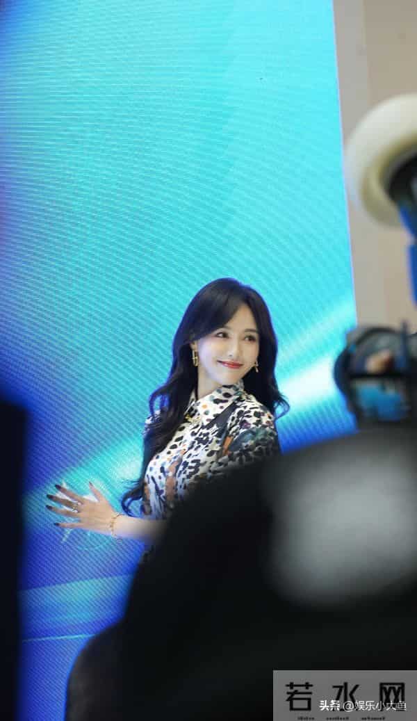 唐嫣今日上海进博会出席活动,穿浅蓝色印花桑蚕丝连衣裙好漂亮