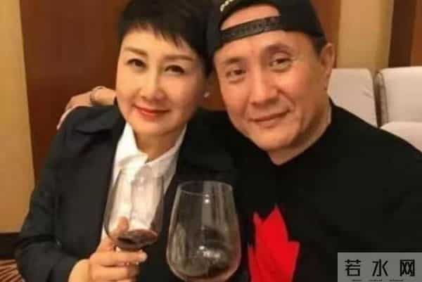 收手吧!63岁张凯丽穿“黑丝”现身不到72小时,恶心的事情发生了