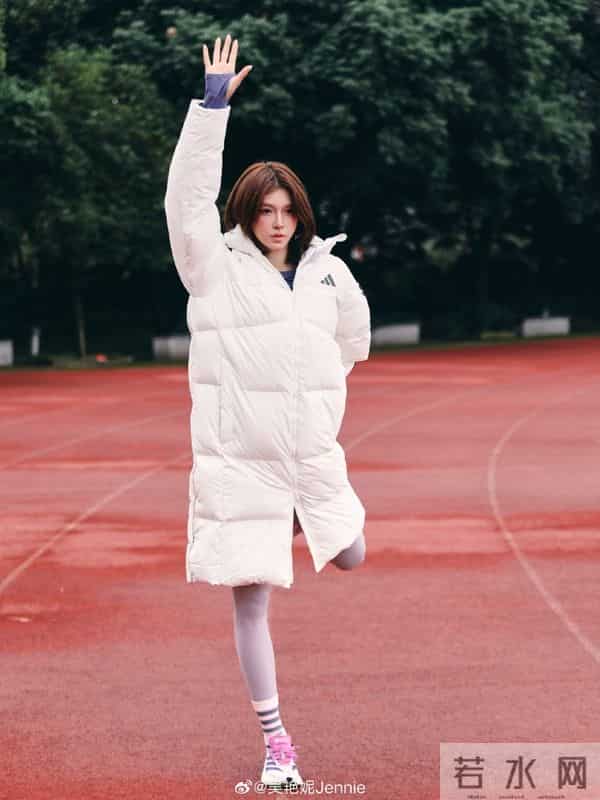 全运会加油!吴艳妮收到阿迪加油桶,手捧定制战靴和足球甜美留影