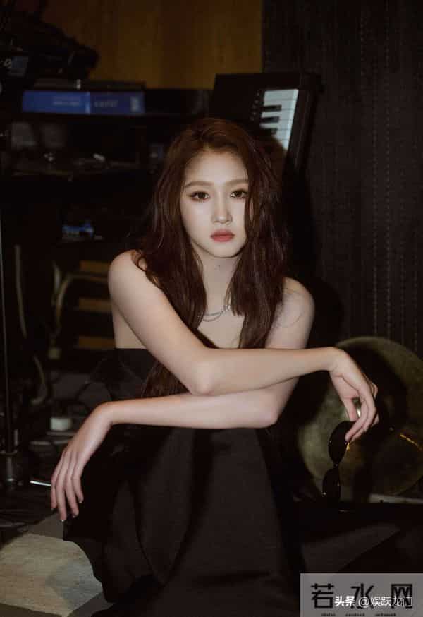 分手传闻成磨刀石!关晓彤官宣年度大奖,事业逆袭获得全网祝福!