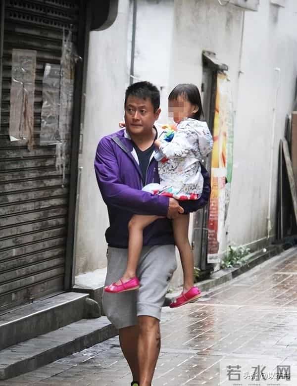 58岁TVB演员成单亲爸爸,名声坏了无戏可拍,靠卖豪宅卖饭为生