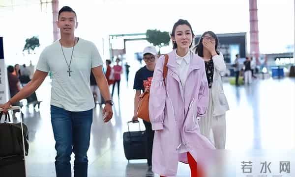 范玮琪夫妇合体走机场,她背10万包却穿红秋裤,不上档次却廉价