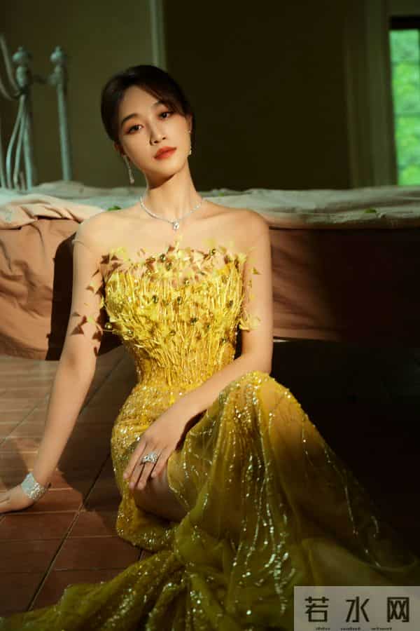 蓝盈莹，好绝的腰臀比！