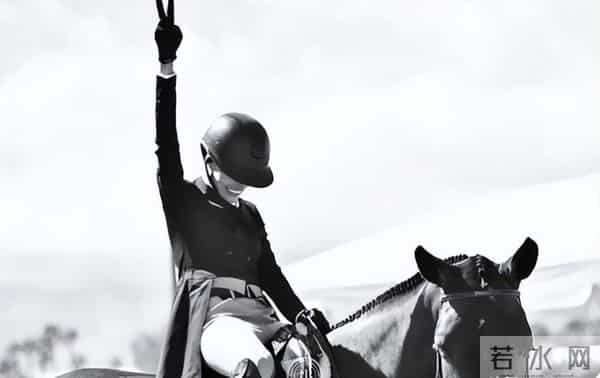 吴彦祖晒与妻子合影!Lisa皮肤粗糙褶多还秃顶,网友:以为是兄弟