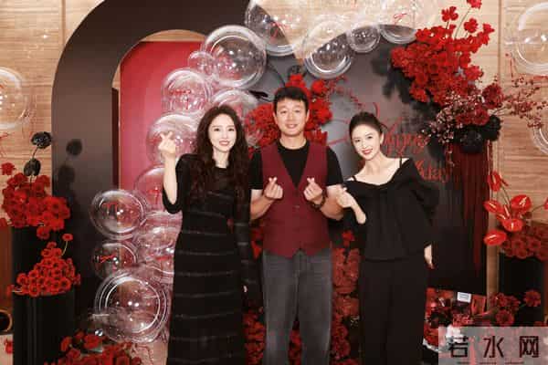 关悦为闺蜜董璇庆生，两人相识25年感情超好，两家孩子也是好朋友