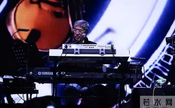 屠颖儿子发文：爸爸在跑步机上摔倒，意外离开了我们