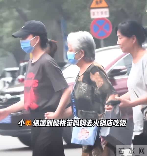 她是演员中的女富豪，豪车多的开不过来，如今45岁却活得像20岁