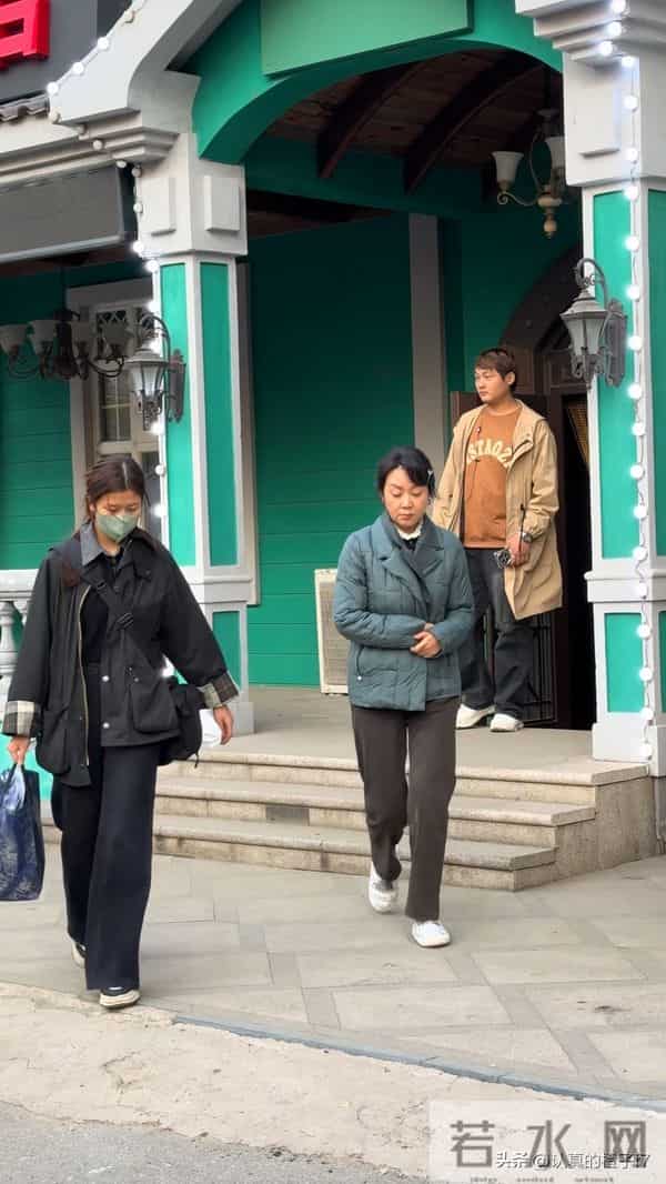 网友沈阳街头偶遇闫妮,穿搭接地气互动亲切无架子,也太亲切了吧