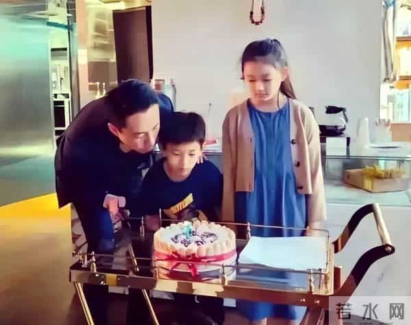 大S女儿暴风抽高，身高和奶奶齐平了！张兰搂着小玥儿散步好温馨