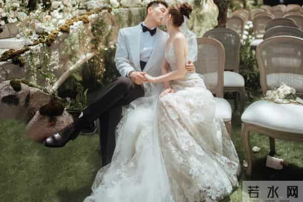 窦骁被传婚变后首次现身,手上婚戒显眼,依旧是何超莲帅气的老公