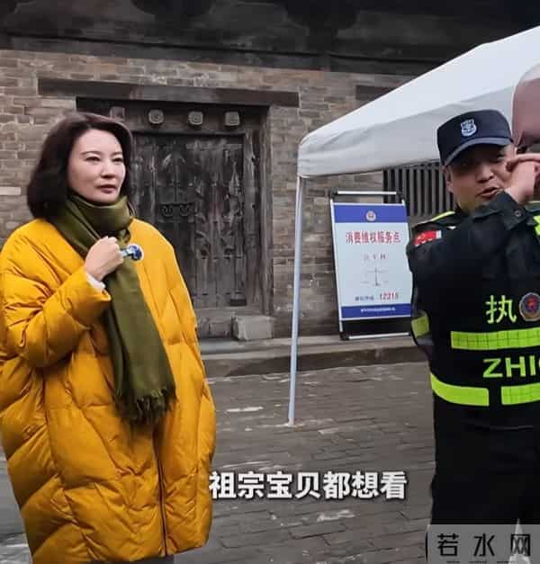 刘芳菲探访铁佛寺,姜黄羽绒服搭墨绿围巾,知性优雅尽显文旅风采