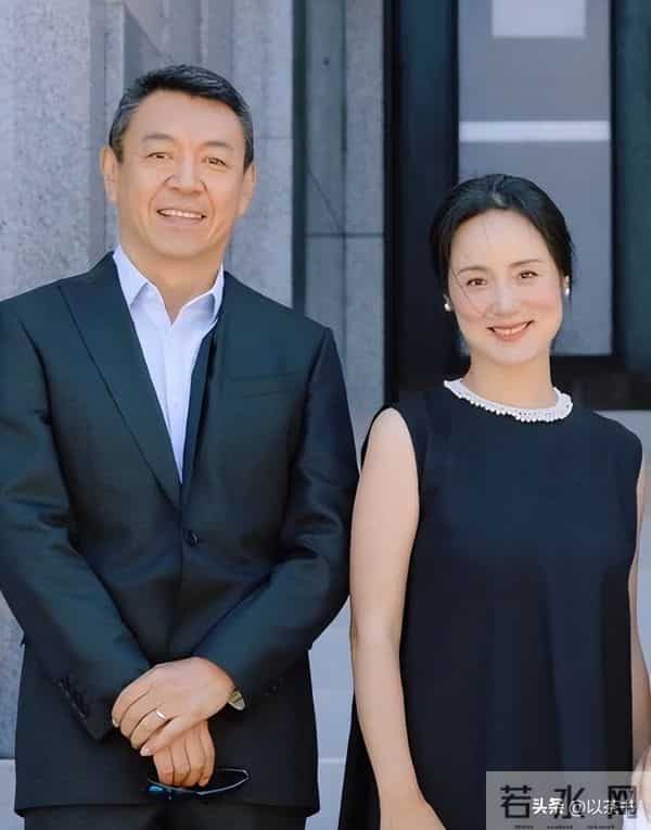 她是著名歌唱家，不惧流言嫁三婚前央视主持丈夫，三年生一儿一女