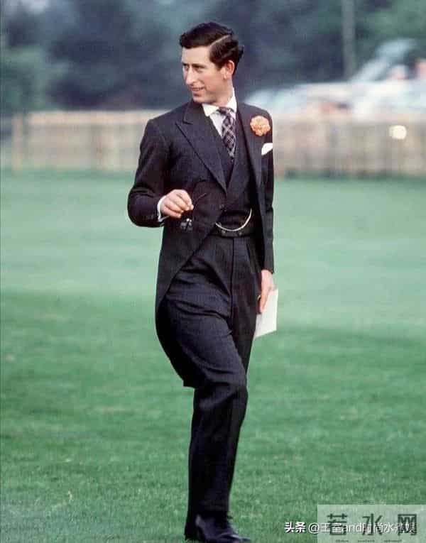 小七新镜头！庆祝大贝封爵，穿吊带皮草，油光满面成熟得不像14岁