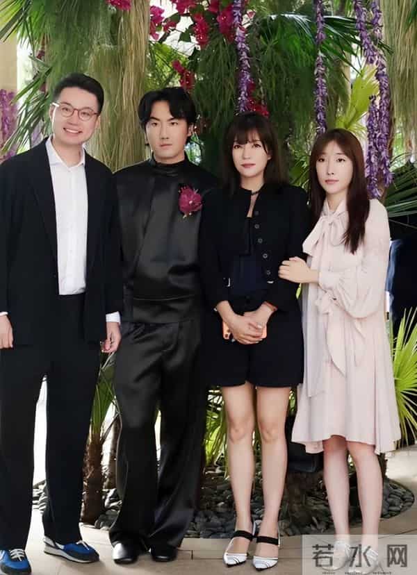 封杀四年,49岁赵薇近况再曝,参加好友婚礼,脸垮皮衰无星气