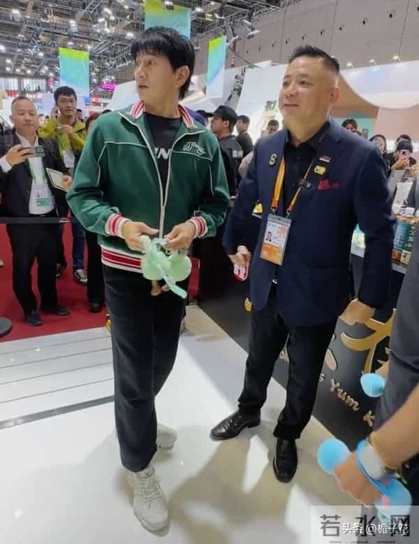 55岁吴奇隆在上海参加展会,他看着好普通,身材五五分 脸却好年轻