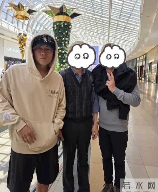 周杰伦带老婆在墨尔本,没胡子满脸褶,眼袋硕大跟半月前判若两人