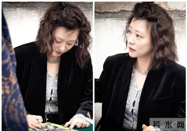 郝蕾太丰满了 穿绒衣扣子都撑开了 如果扣子突然破了 那就十分尴尬了