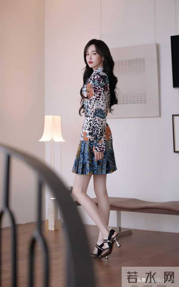 唐嫣今日上海进博会出席活动,穿浅蓝色印花桑蚕丝连衣裙好漂亮