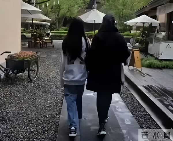 小S女儿曝心疼具俊晔后,张兰带全家去成都度假,一家人好幸福