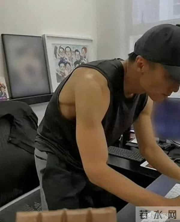 谢霆锋还念念不忘！办公室秀腹肌，身后张柏芝和儿子的合照被打码