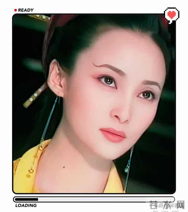 50岁蒋勤勤现身成都机场吃面,素颜皮肤白皙,打扮时髦 少女感十足