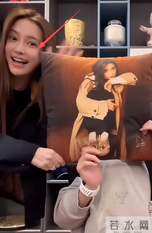 杨颖空降红蜻蜓直播间!素颜皮肤蜡黄有黑眼圈,仅露脸几秒引热议