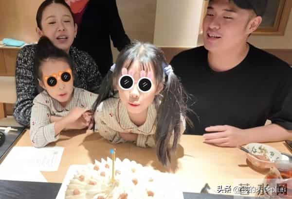 陈赫女儿9岁生日，张子萱出场撒糖，婆婆一脸慈爱，五口人超幸福