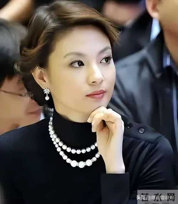 “央视最惨女主持”，俩富豪前任全判死刑？生图脸僵的她近况如何