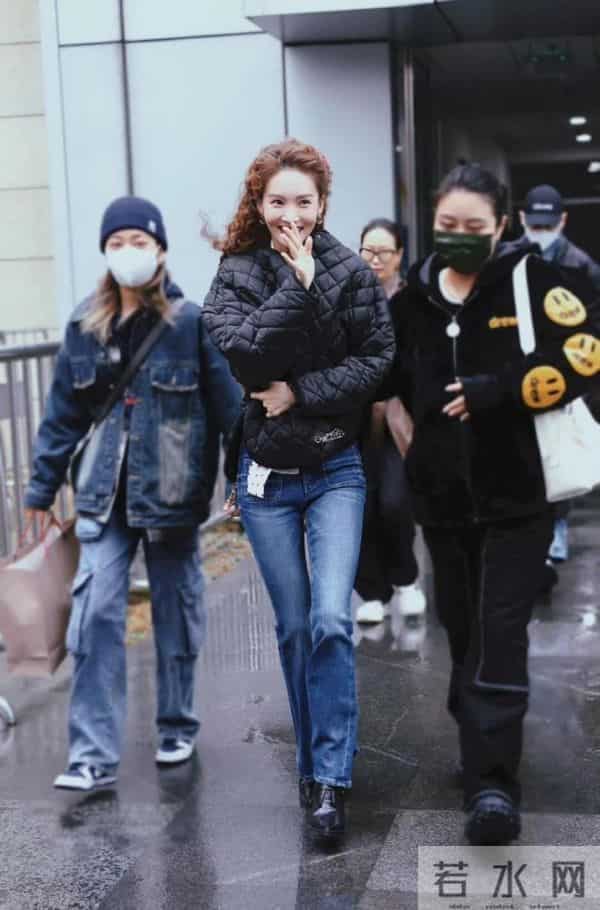 金晨又带火了秋冬新穿搭：羽绒服+牛仔裤+羊毛卷发型，显瘦又时髦