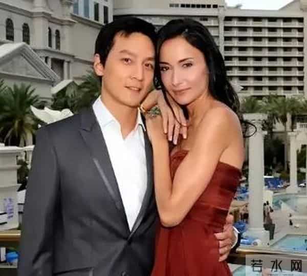 自曝近10年没夫妻生活，吴彦祖晒妻子素颜照片，真是“丑”的可怕