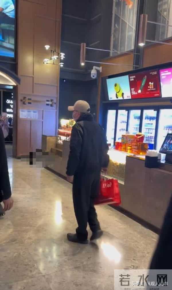 蒋勤勤素颜出席活动，双手捂脸哭红眼眶，陈建斌没安慰转头大笑