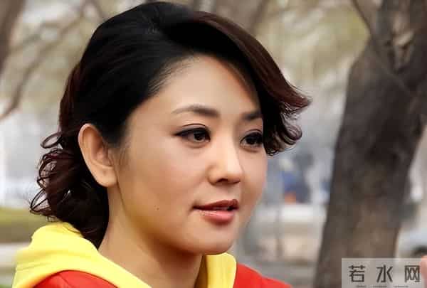 51岁主持人方琼:嫁给电视台领导,21岁儿子不仅长得像她还是学霸