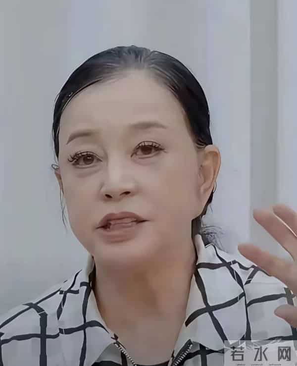 刘晓庆一天吃一斤肉，同龄人夸她年轻，摘下假发真容曝光