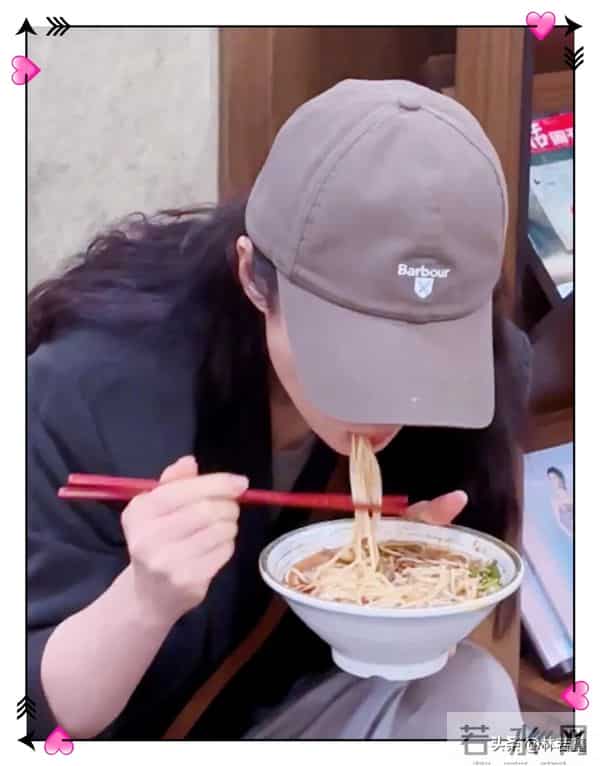 50岁蒋勤勤现身成都机场吃面,素颜皮肤白皙,打扮时髦 少女感十足