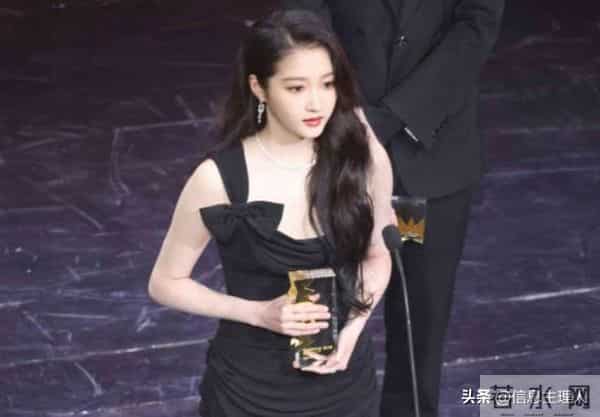 时隔分手传闻仅7月，关晓彤终于算是摆脱了“鹿晗女友”的身份