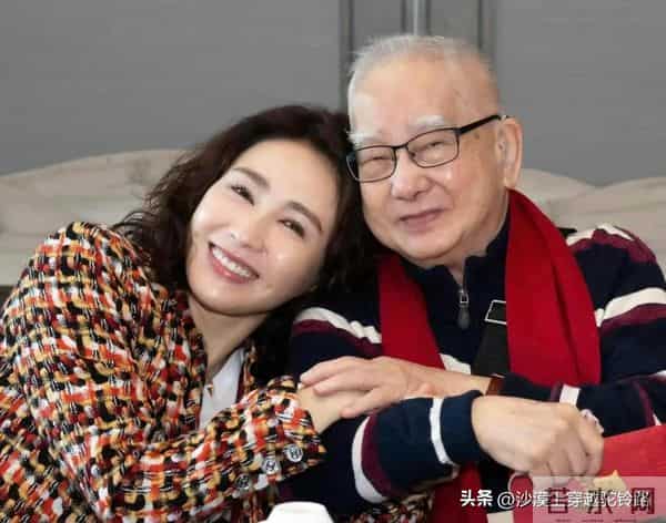 黎姿为父亲过生日时，老公和残疾弟弟在场，夫妻同框像一对父女