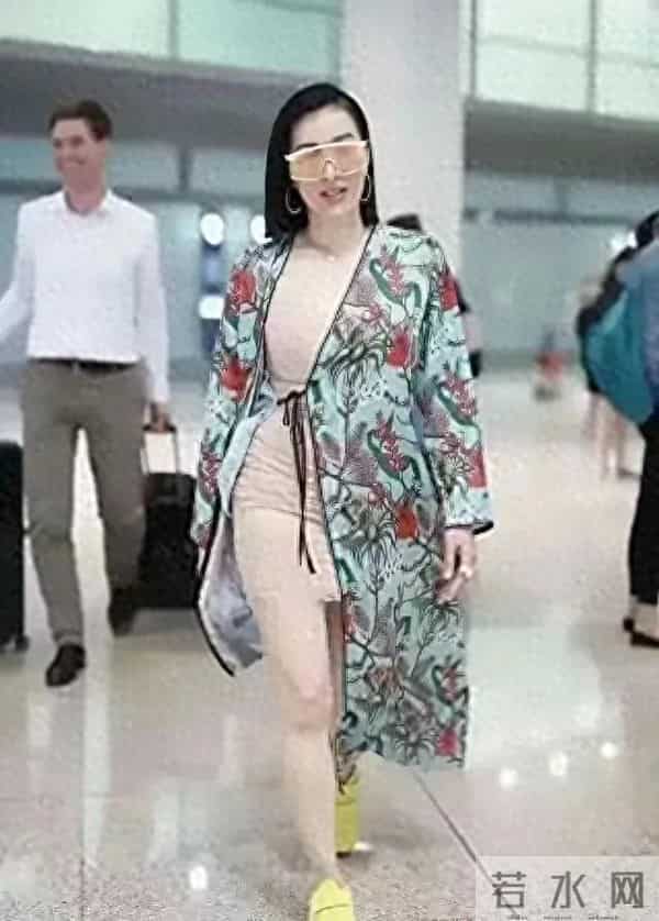 钟丽缇到底是怎么了?穿成这样就出门了?看起来还真是一言难尽啊