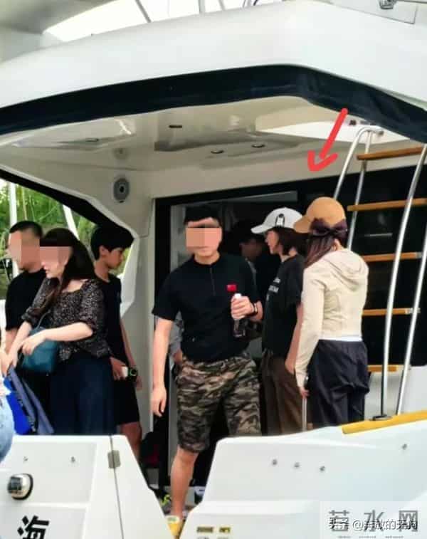 51岁董卿游苏州,打扮清爽和儿子一起,站姿还有主持人仪态