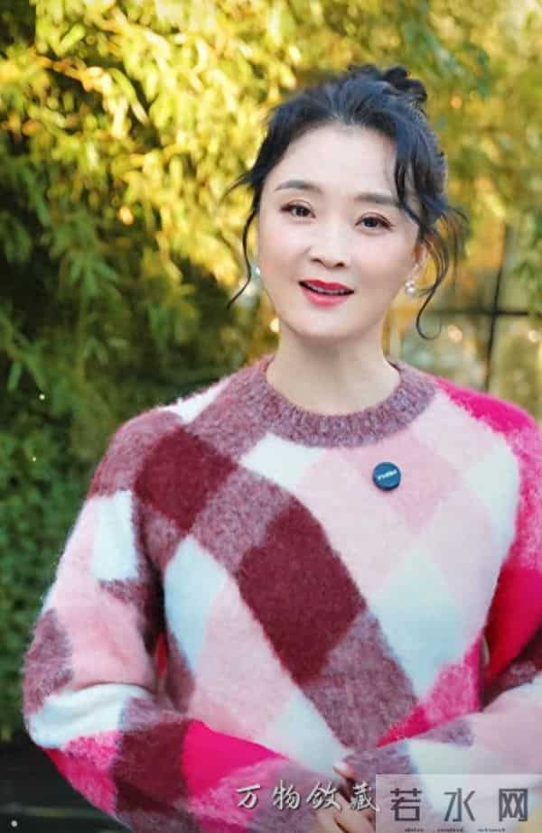 王艳立冬美出圈，彩色菱格毛衣搭丸子头，气质优雅美得好高级
